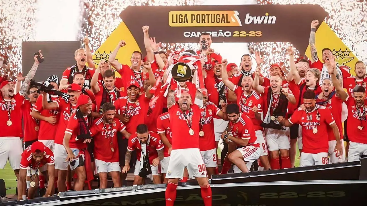 Benfica lift the league trophy